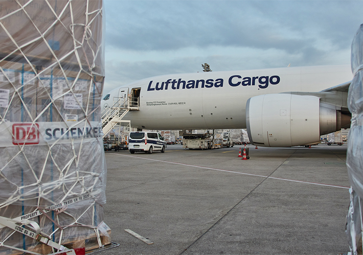 Foto DB Schenker y Lufthansa Cargo lanzan una conexión de carga aérea neutra en CO2 entre Europa y China.